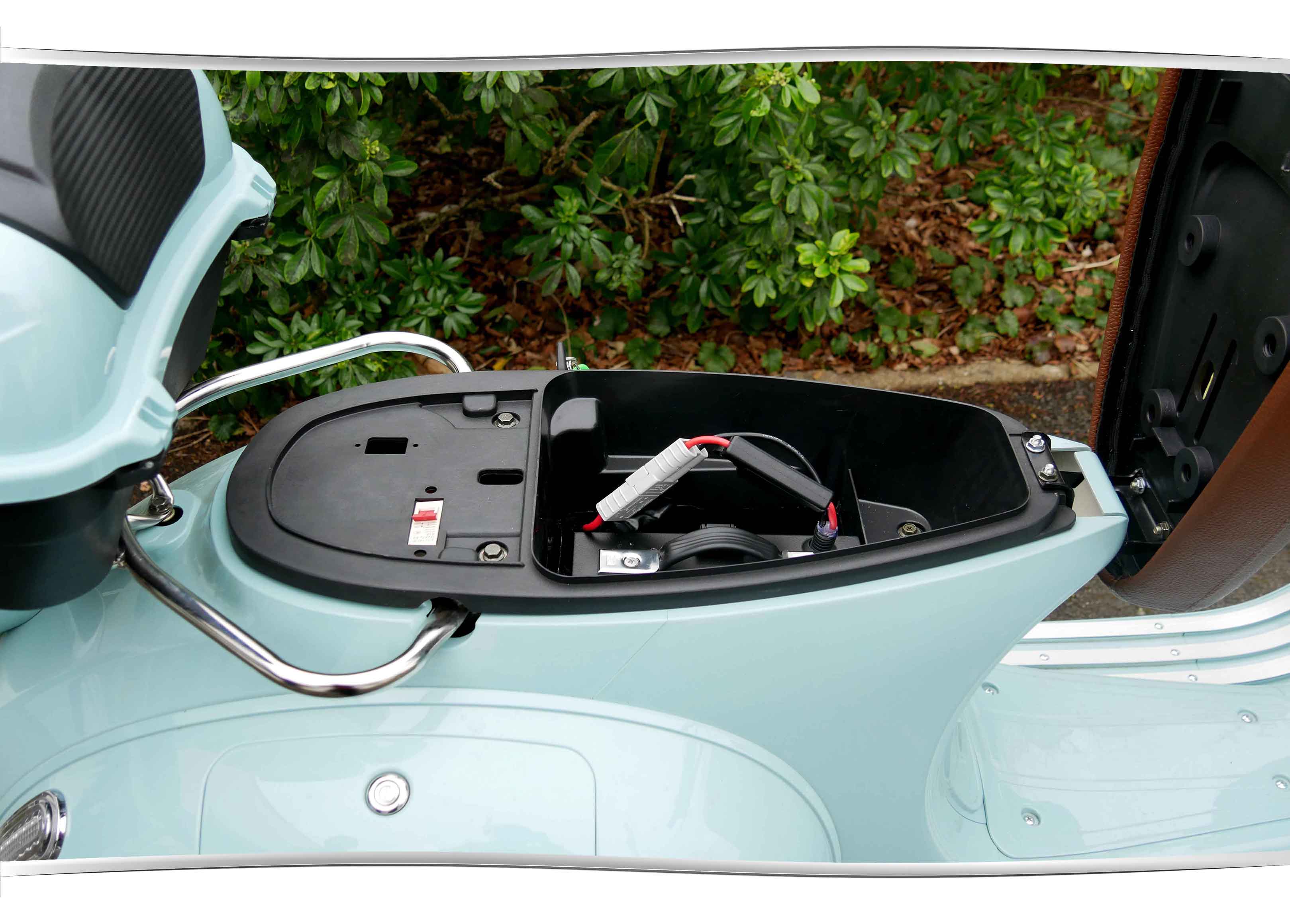 Branchements batterie amovible scooter électrique vintage